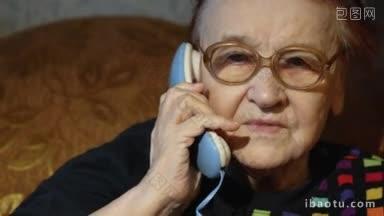 戴眼镜的老妇人在家接电话的特写镜头